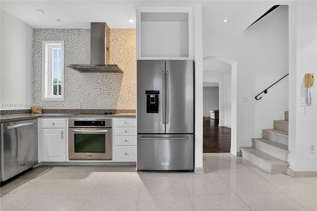 合同活跃: $1,999,900 (4 贝兹, 5 浴室, 3817 平方英尺)