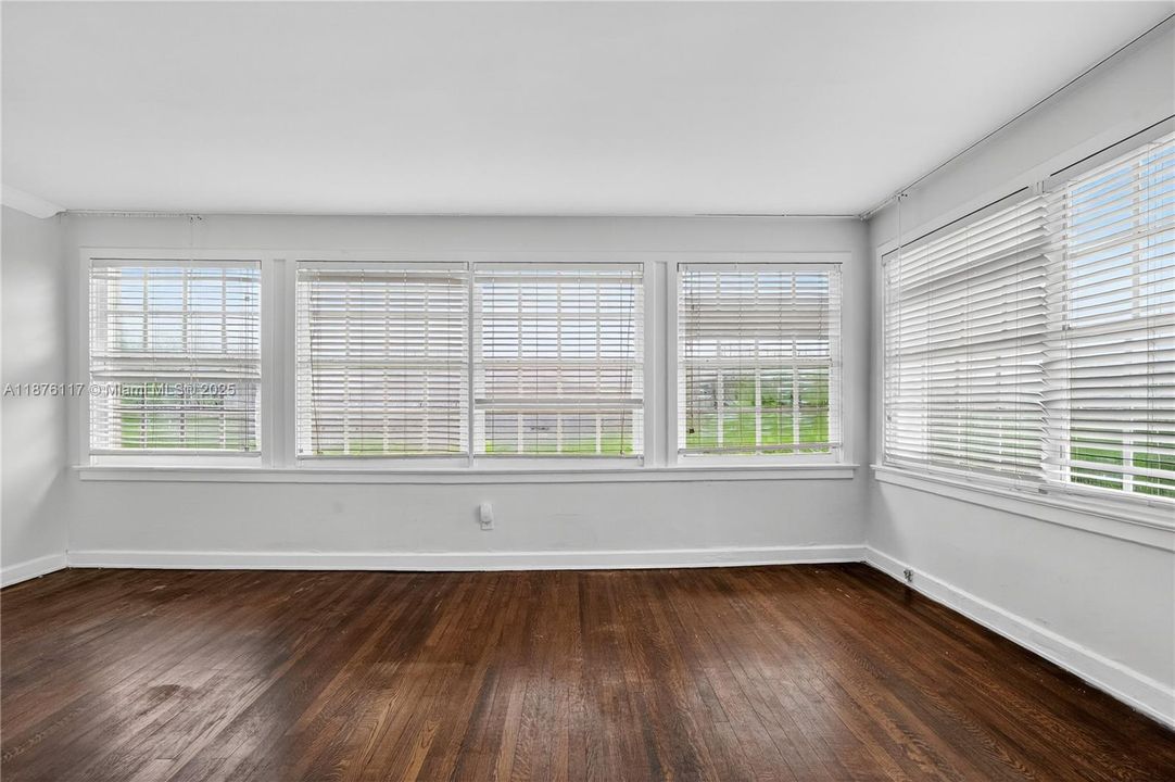 合同活跃: $1,999,900 (4 贝兹, 5 浴室, 3817 平方英尺)