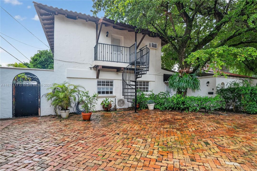 合同活跃: $1,999,900 (4 贝兹, 5 浴室, 3817 平方英尺)