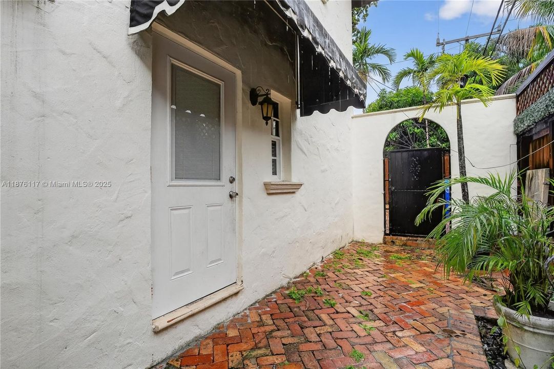 合同活跃: $1,999,900 (4 贝兹, 5 浴室, 3817 平方英尺)