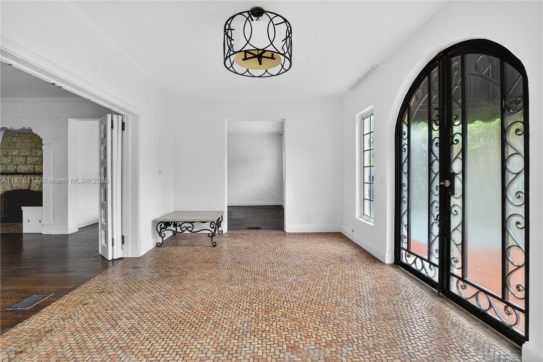 合同活跃: $1,999,900 (4 贝兹, 5 浴室, 3817 平方英尺)