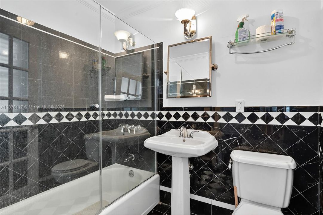 合同活跃: $1,999,900 (4 贝兹, 5 浴室, 3817 平方英尺)