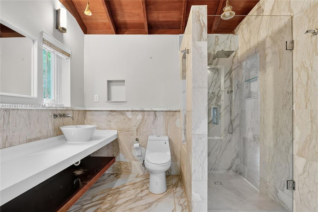 合同活跃: $1,999,900 (4 贝兹, 5 浴室, 3817 平方英尺)