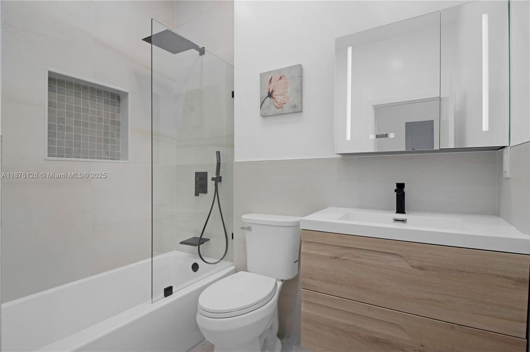 出租: $8,500 (4 贝兹, 3 浴室, 1800 平方英尺)