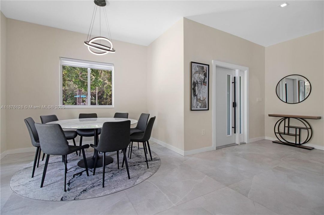 出租: $8,500 (4 贝兹, 3 浴室, 1800 平方英尺)