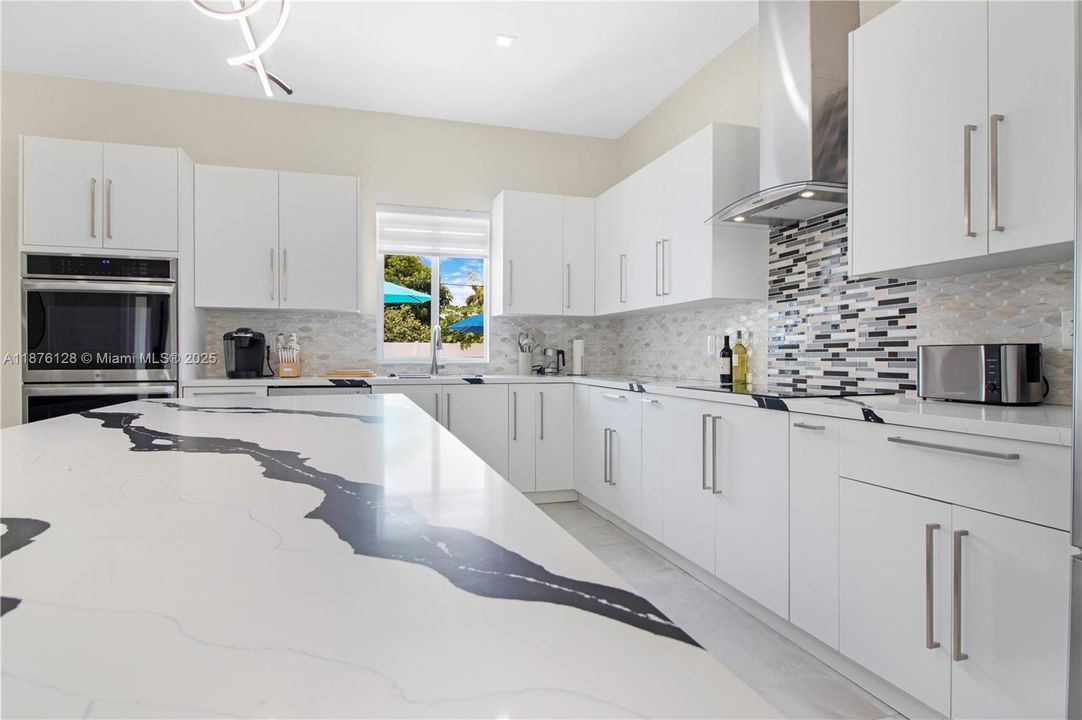 出租: $8,500 (4 贝兹, 3 浴室, 1800 平方英尺)