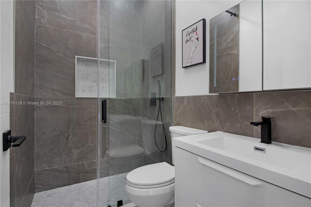 出租: $8,500 (4 贝兹, 3 浴室, 1800 平方英尺)