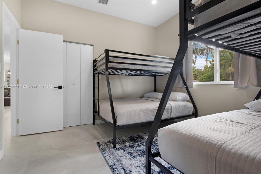 出租: $8,500 (4 贝兹, 3 浴室, 1800 平方英尺)