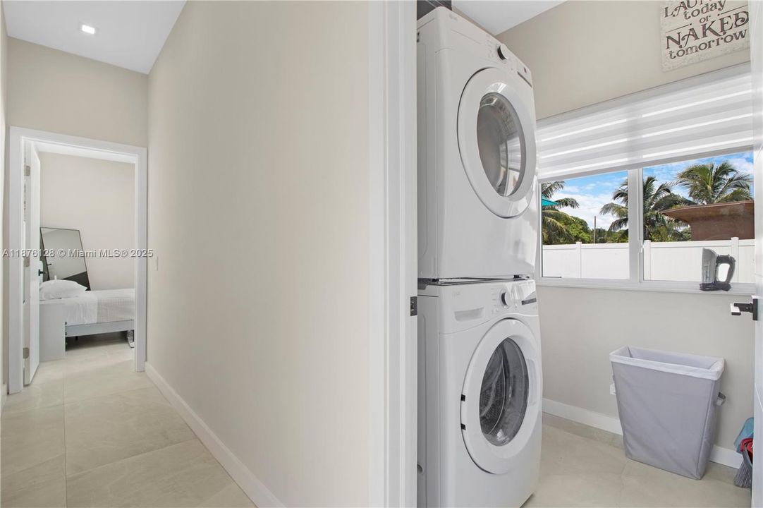 出租: $8,500 (4 贝兹, 3 浴室, 1800 平方英尺)