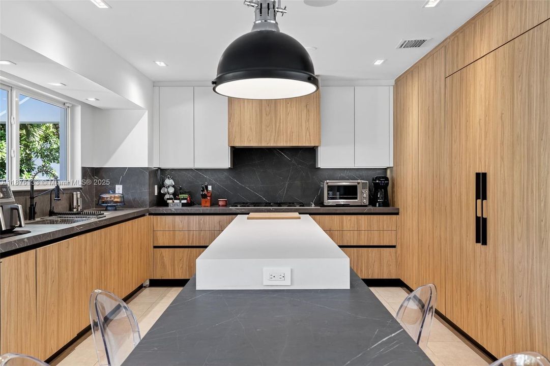 待售: $3,400,000 (4 贝兹, 3 浴室, 2840 平方英尺)