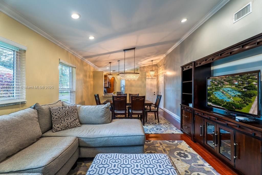 合同活跃: $345,000 (2 贝兹, 2 浴室, 1148 平方英尺)