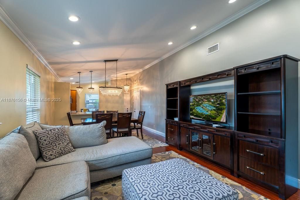 合同活跃: $345,000 (2 贝兹, 2 浴室, 1148 平方英尺)