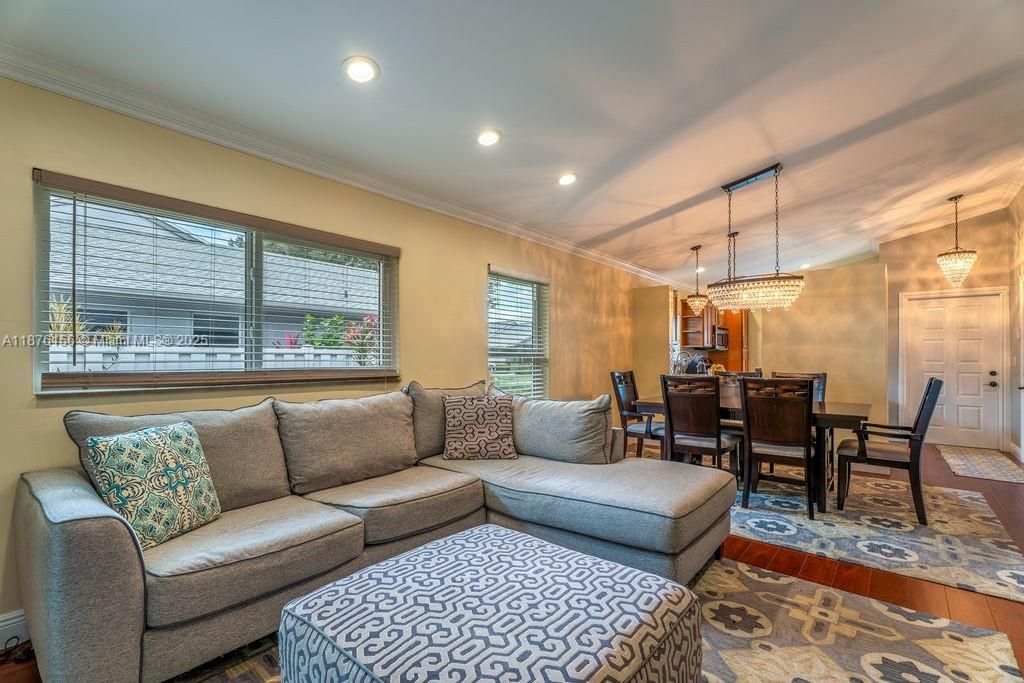 合同活跃: $345,000 (2 贝兹, 2 浴室, 1148 平方英尺)