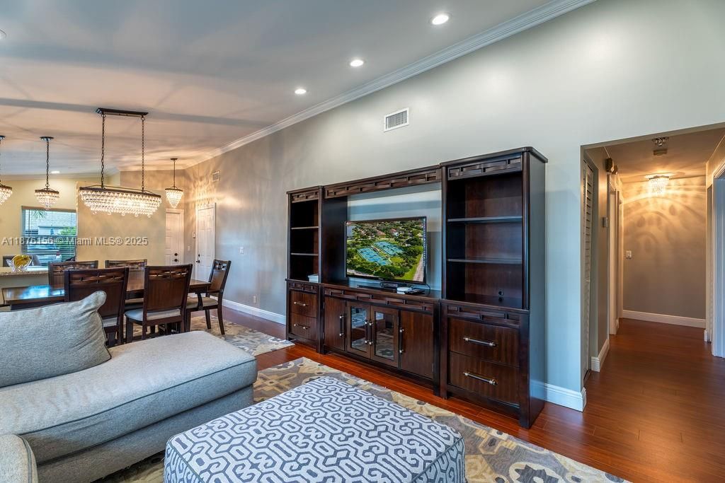 合同活跃: $345,000 (2 贝兹, 2 浴室, 1148 平方英尺)