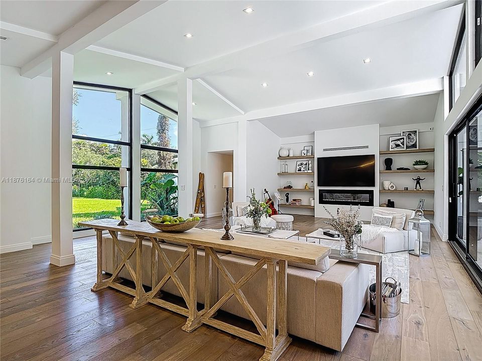 合同活跃: $4,650,000 (5 贝兹, 5 浴室, 5490 平方英尺)