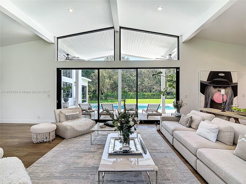 合同活跃: $4,650,000 (5 贝兹, 5 浴室, 5490 平方英尺)