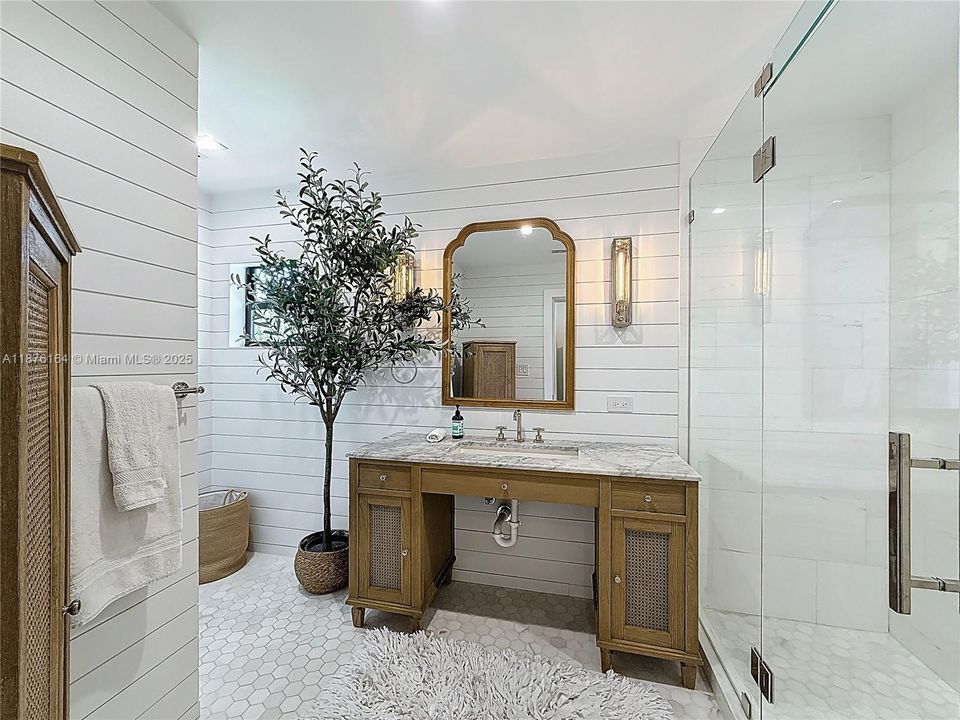 合同活跃: $4,650,000 (5 贝兹, 5 浴室, 5490 平方英尺)