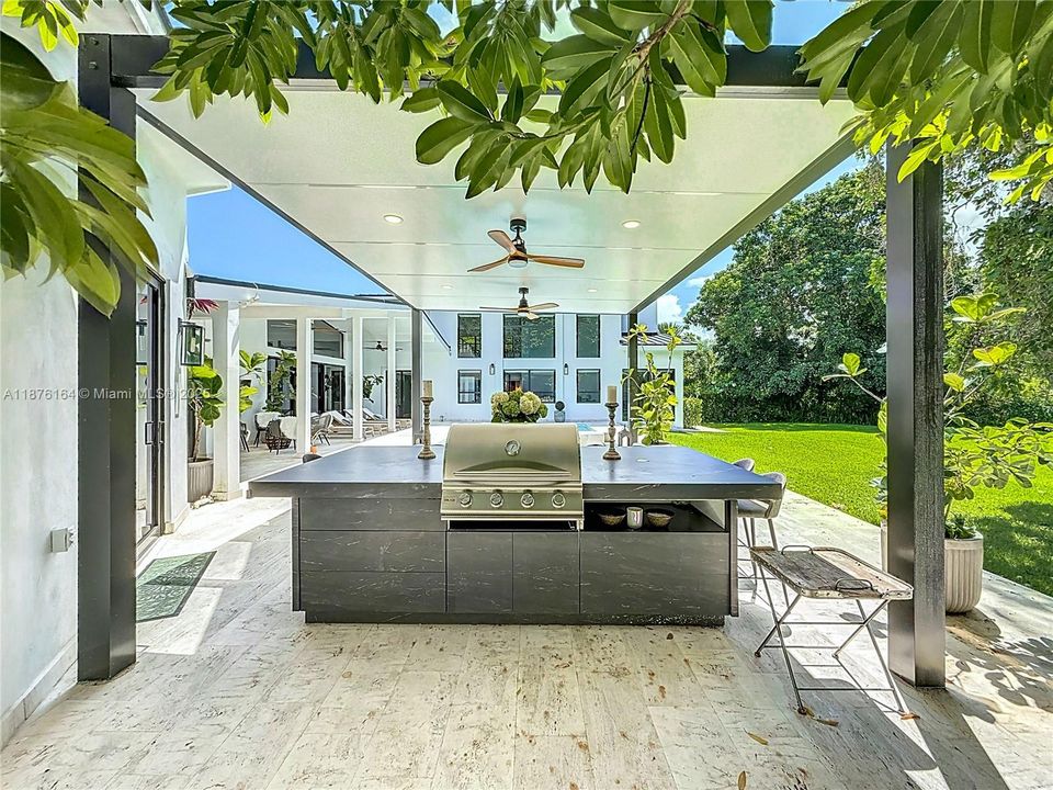 合同活跃: $4,650,000 (5 贝兹, 5 浴室, 5490 平方英尺)