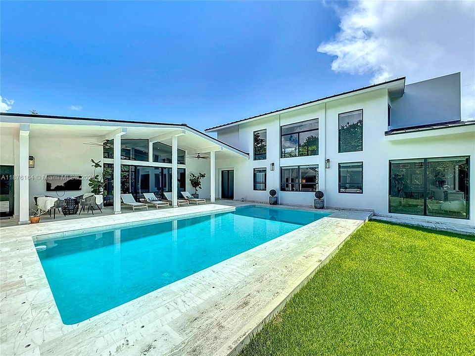 合同活跃: $4,650,000 (5 贝兹, 5 浴室, 5490 平方英尺)