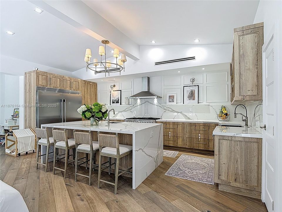 合同活跃: $4,650,000 (5 贝兹, 5 浴室, 5490 平方英尺)