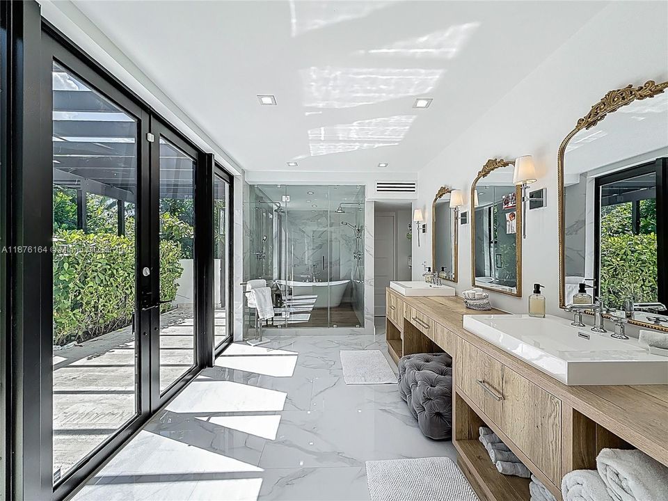 合同活跃: $4,650,000 (5 贝兹, 5 浴室, 5490 平方英尺)