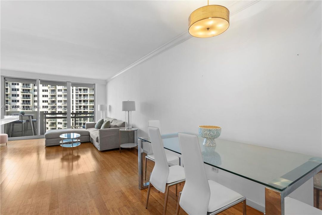 待售: $485,000 (1 贝兹, 1 浴室, 726 平方英尺)