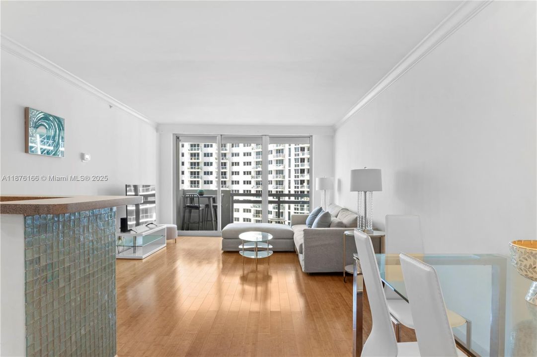 待售: $485,000 (1 贝兹, 1 浴室, 726 平方英尺)