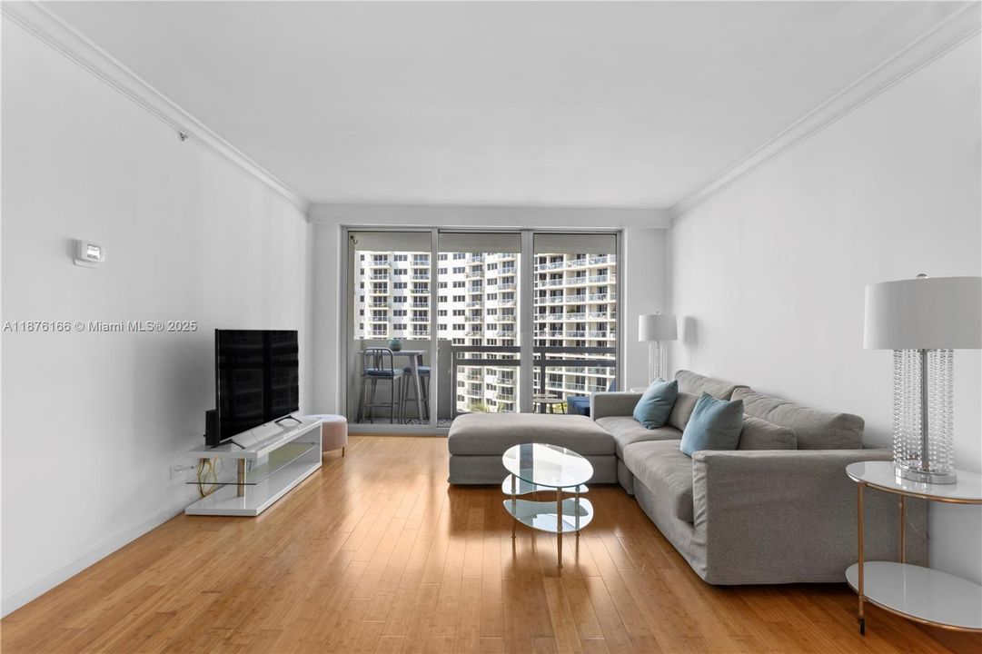 待售: $485,000 (1 贝兹, 1 浴室, 726 平方英尺)