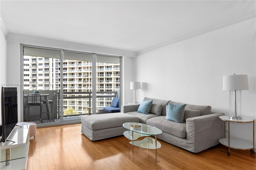 待售: $485,000 (1 贝兹, 1 浴室, 726 平方英尺)