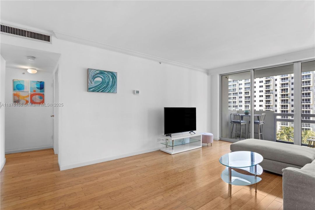 待售: $485,000 (1 贝兹, 1 浴室, 726 平方英尺)