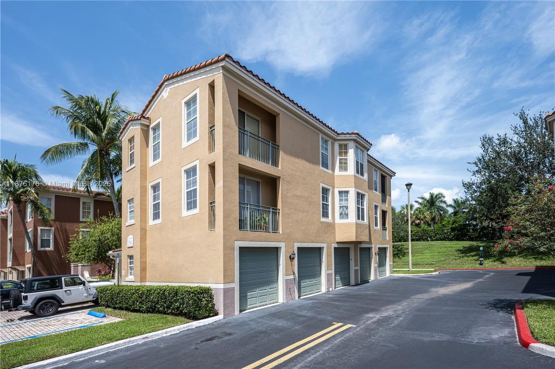 合同活跃: $5,500 (3 贝兹, 2 浴室, 1633 平方英尺)