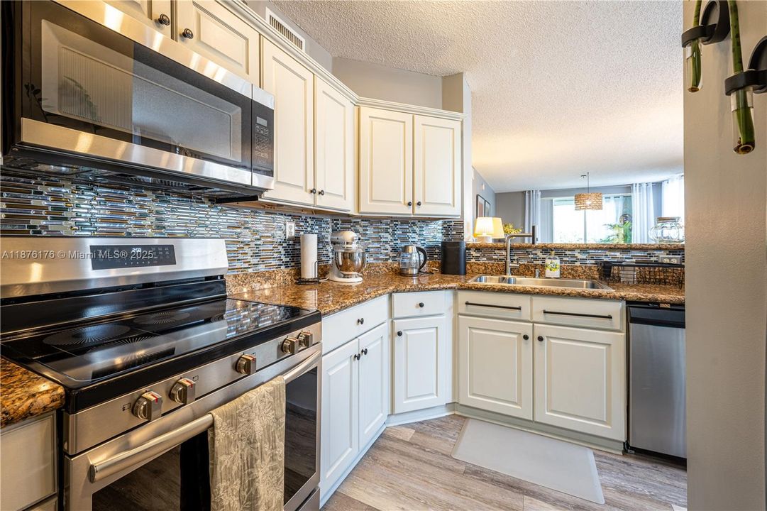 合同活跃: $5,500 (3 贝兹, 2 浴室, 1633 平方英尺)