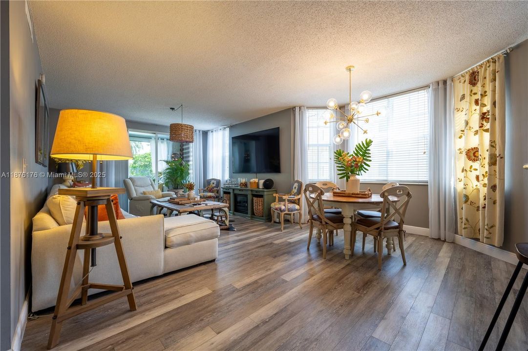 合同活跃: $5,500 (3 贝兹, 2 浴室, 1633 平方英尺)