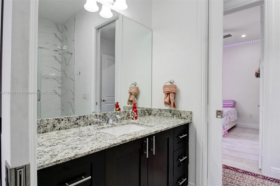 Недавно продано: $1,365,000 (6 спален, 5 ванн, 3679 Квадратных фут)