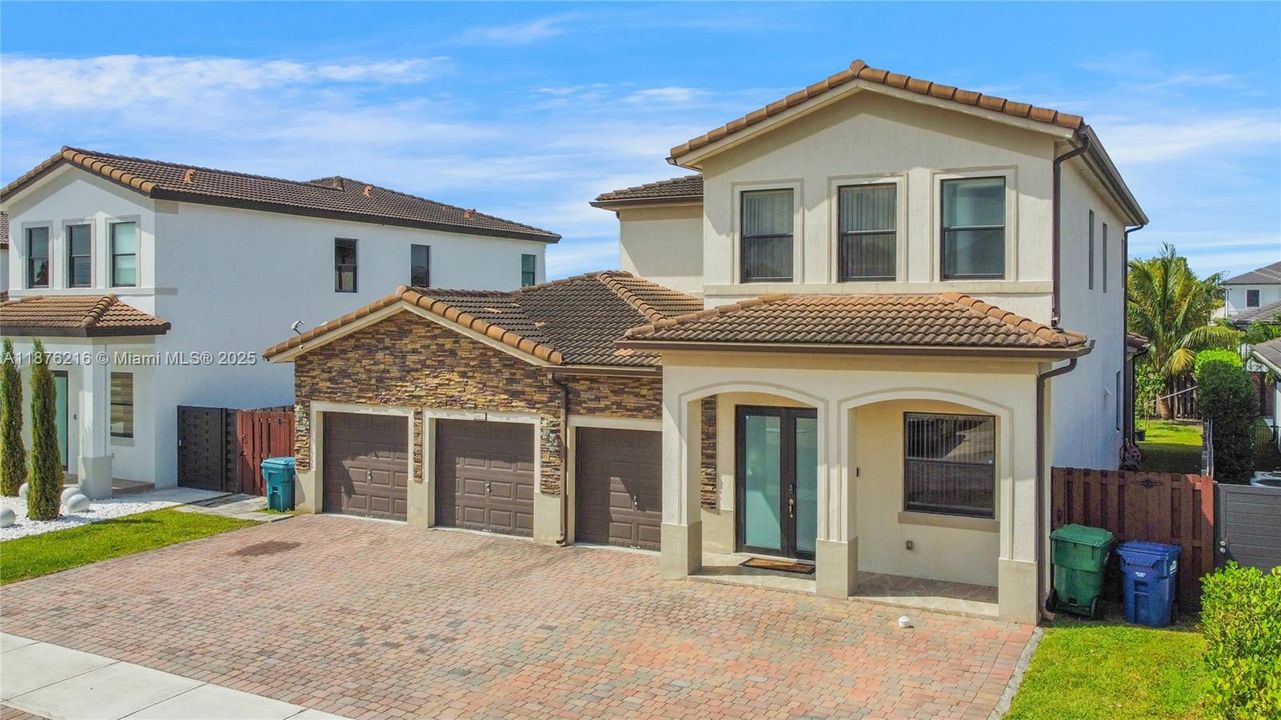 Недавно продано: $1,365,000 (6 спален, 5 ванн, 3679 Квадратных фут)