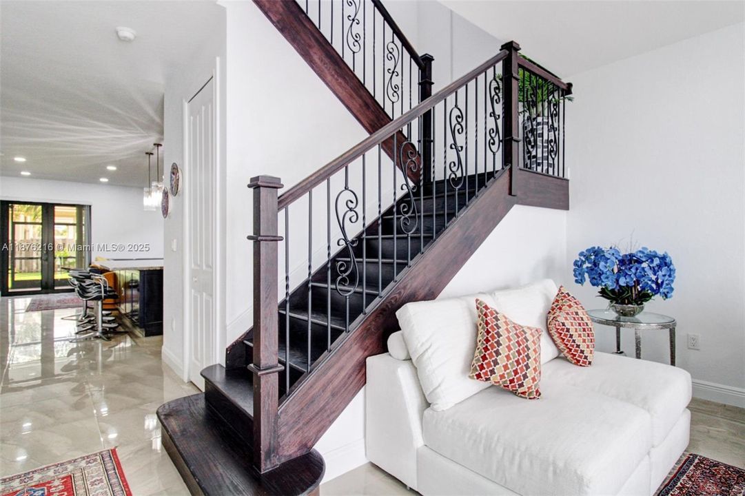 Недавно продано: $1,365,000 (6 спален, 5 ванн, 3679 Квадратных фут)