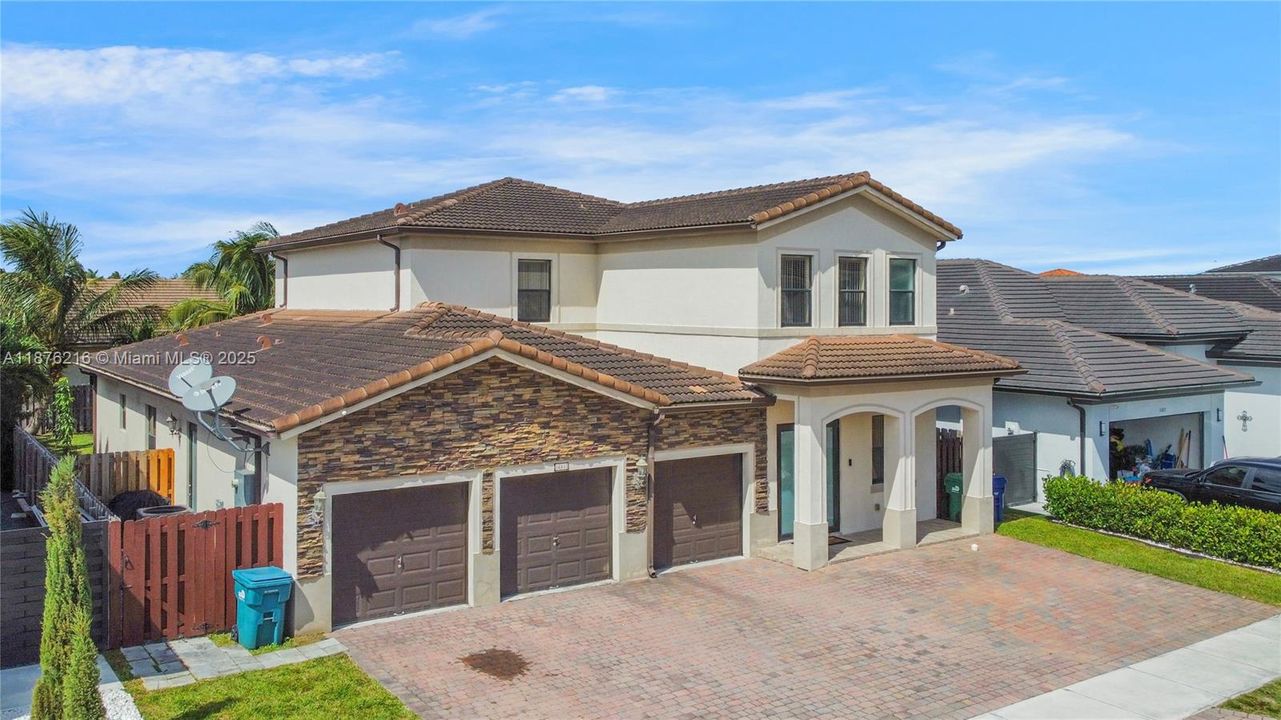 Недавно продано: $1,365,000 (6 спален, 5 ванн, 3679 Квадратных фут)