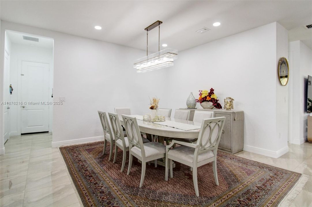 Недавно продано: $1,365,000 (6 спален, 5 ванн, 3679 Квадратных фут)