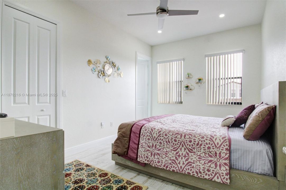 Недавно продано: $1,365,000 (6 спален, 5 ванн, 3679 Квадратных фут)