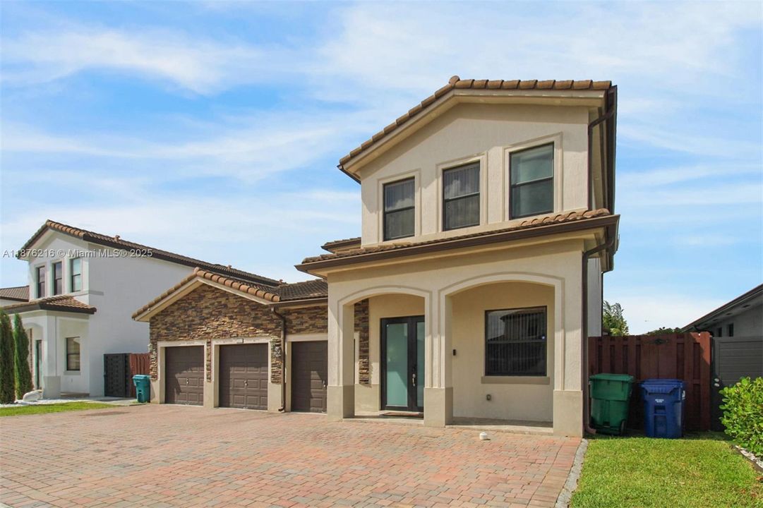 Недавно продано: $1,365,000 (6 спален, 5 ванн, 3679 Квадратных фут)