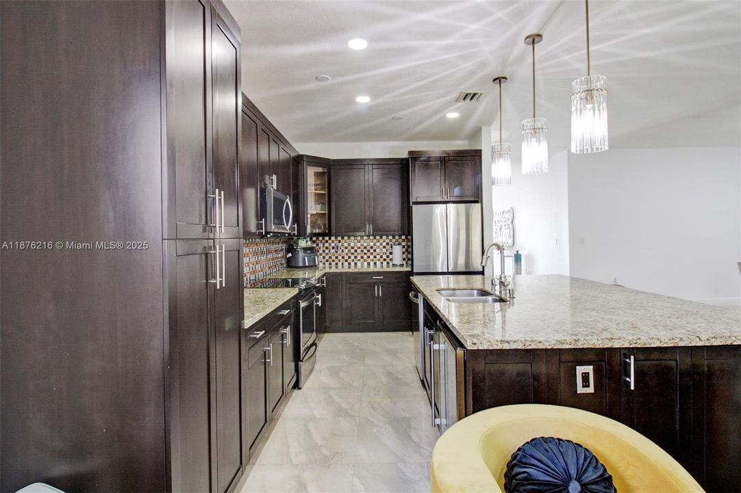 Недавно продано: $1,365,000 (6 спален, 5 ванн, 3679 Квадратных фут)