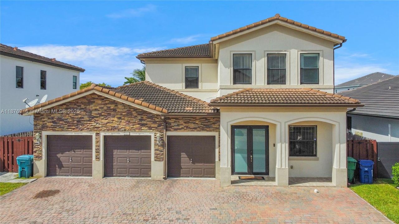 Недавно продано: $1,365,000 (6 спален, 5 ванн, 3679 Квадратных фут)