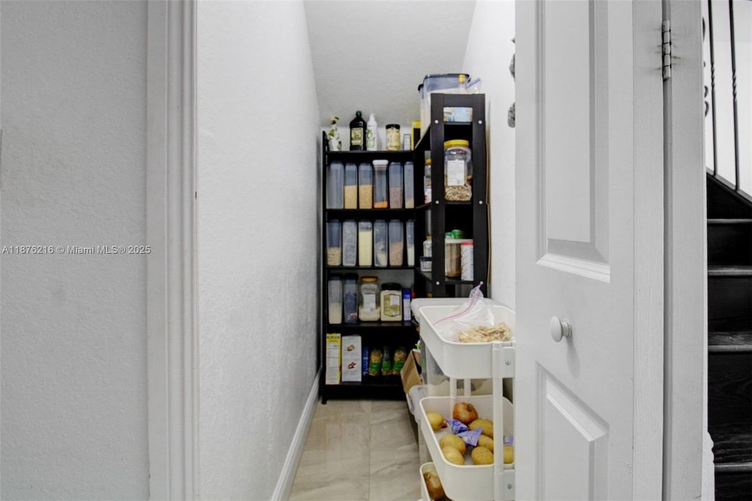 Недавно продано: $1,365,000 (6 спален, 5 ванн, 3679 Квадратных фут)