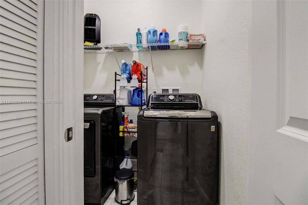 Недавно продано: $1,365,000 (6 спален, 5 ванн, 3679 Квадратных фут)