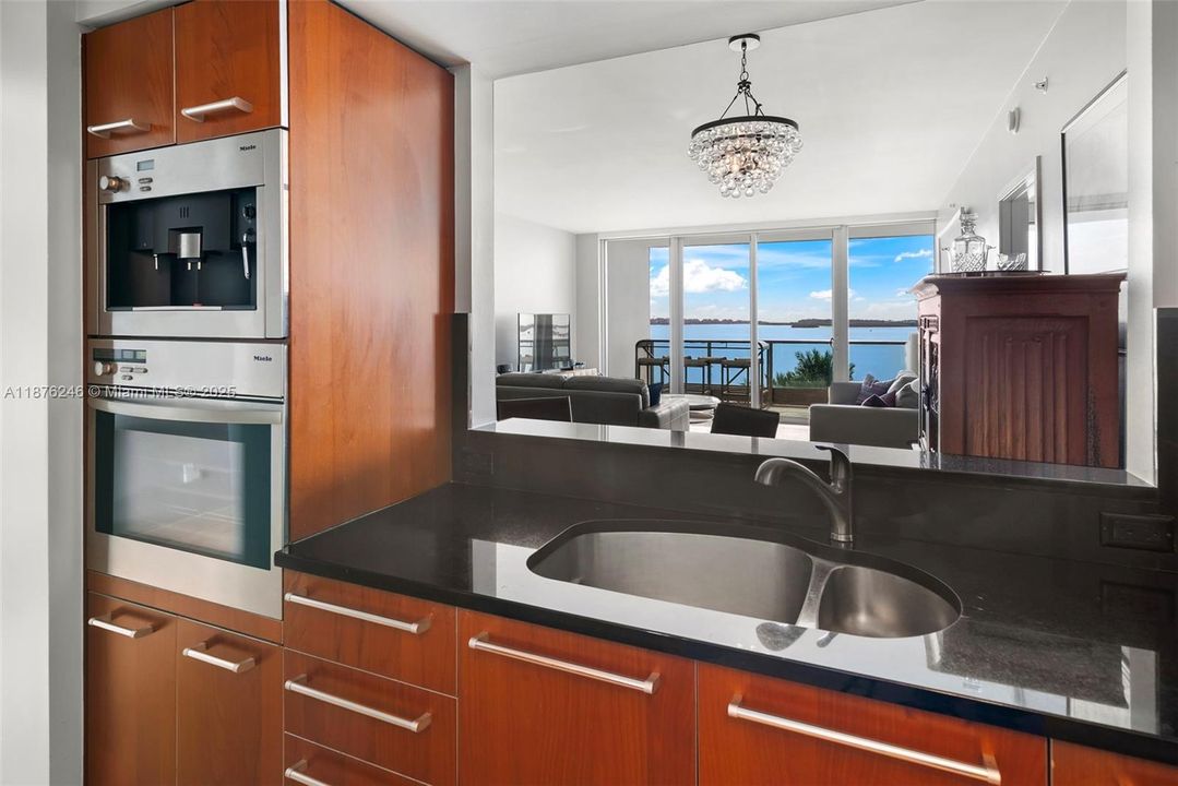 For Sale: $1,049,000 (1 beds, 1 baths, 1135 Square Feet)