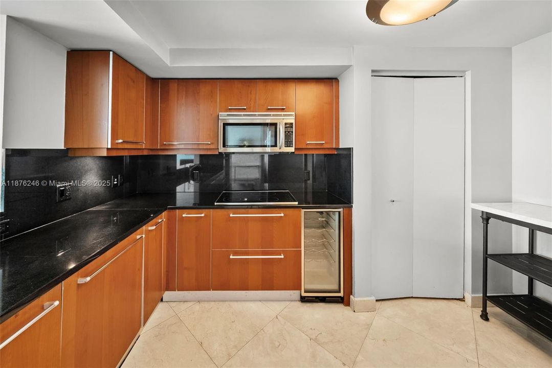 For Sale: $1,049,000 (1 beds, 1 baths, 1135 Square Feet)