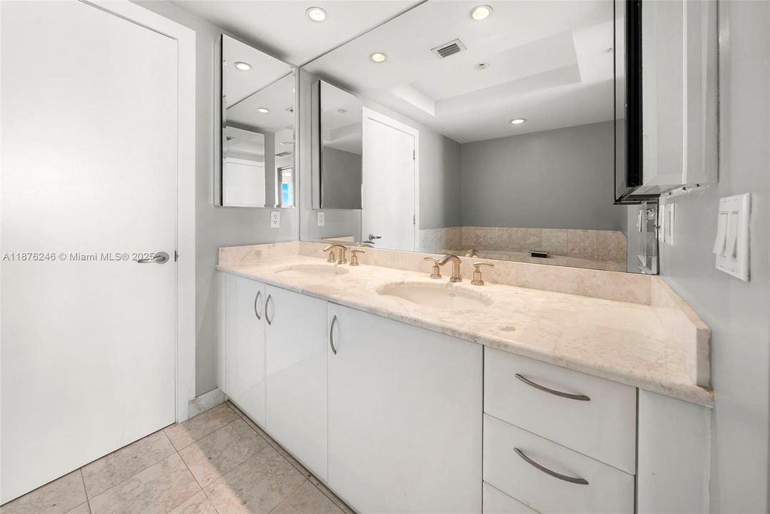 For Sale: $1,049,000 (1 beds, 1 baths, 1135 Square Feet)