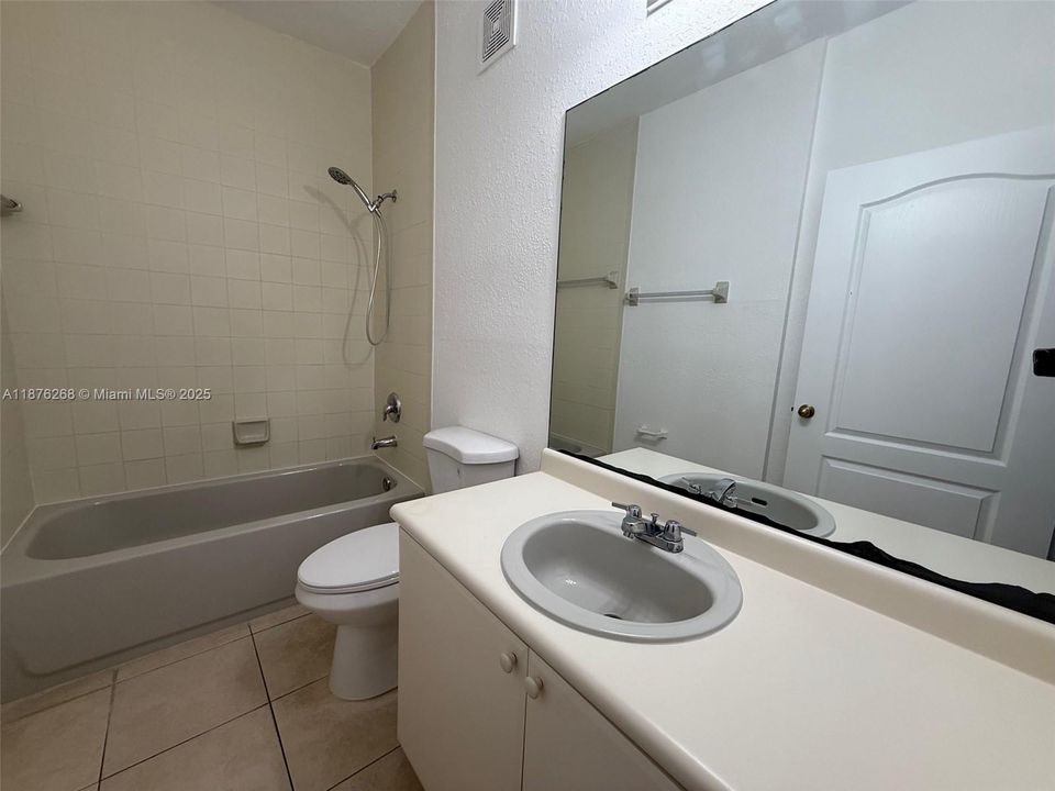 待售: $194,900 (2 贝兹, 2 浴室, 914 平方英尺)