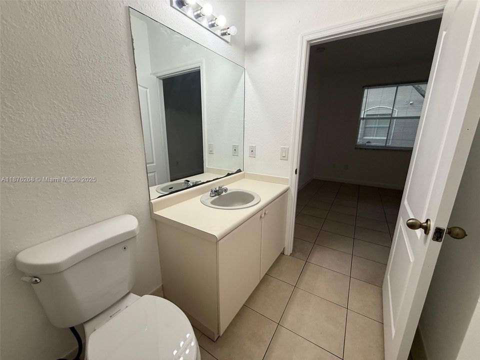 待售: $194,900 (2 贝兹, 2 浴室, 914 平方英尺)