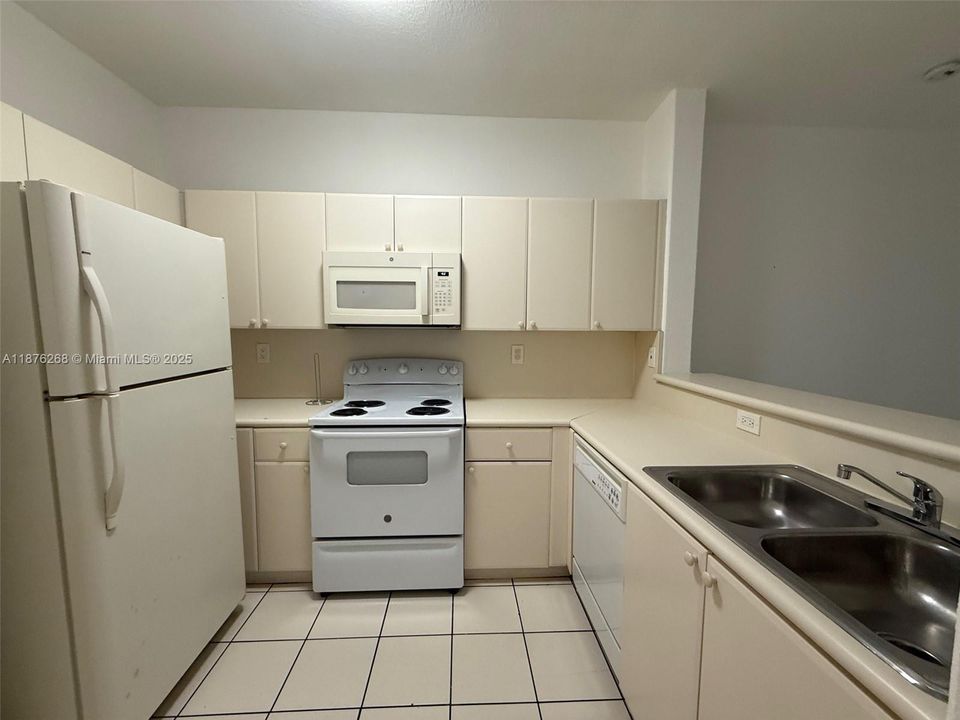 待售: $194,900 (2 贝兹, 2 浴室, 914 平方英尺)